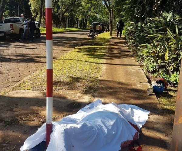 Joven pierde la vida al chocar contra un automóvil
