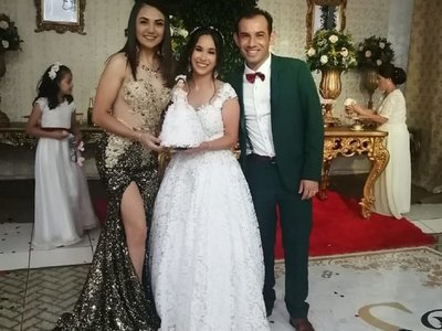 Novios que vendían chocolates para casarse dieron el sí