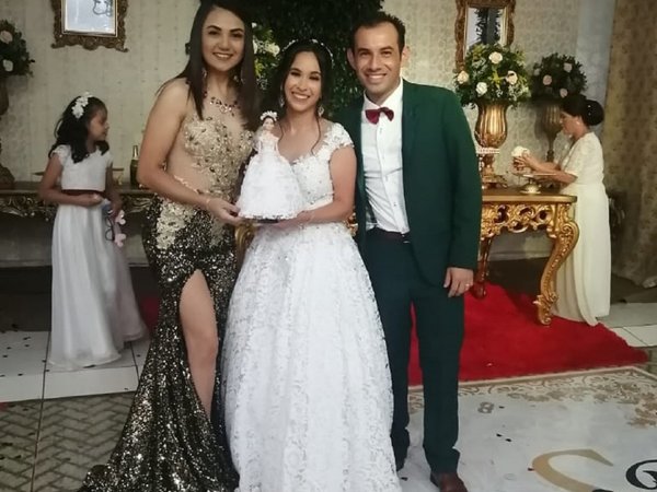 Novios que vendían chocolates para casarse dieron el sí