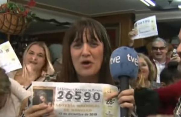 Polémica por periodista que celebró en vivo que había ganado la lotería - SNT