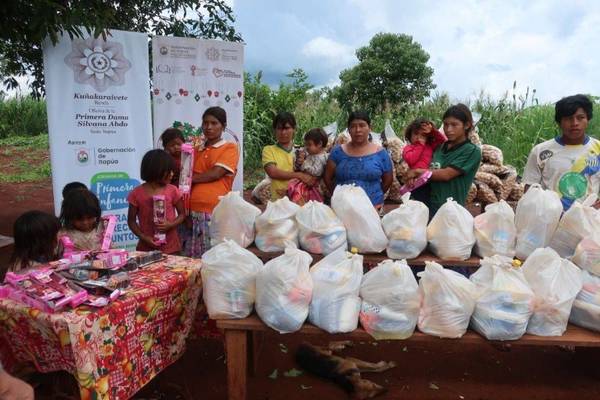 ASENTAMIENTOS INDÍGENAS RECIBIERON VÍVERES, JUGUETES Y PAN DULCE DE LA GOBERNACIÓN DE ITAPÚA