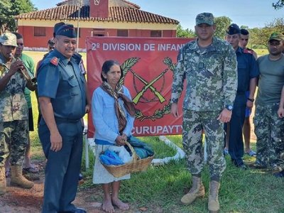 Militares de Villarrica entregaron "aguinaldo" a humilde anciana