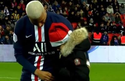 El emotivo y aplaudido gesto de Mbappé con un niño que invadió la cancha - SNT