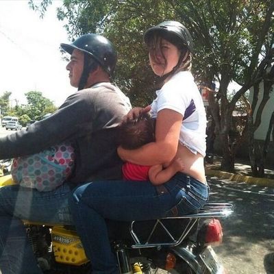 Niño de un año muere al caer de una motocicleta