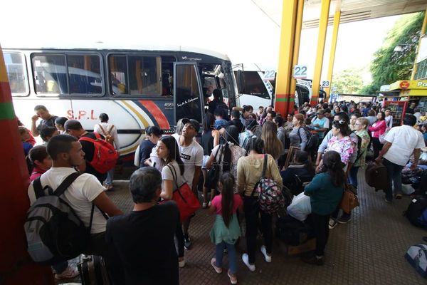 Terminal de Asunción abarrotada de gente que desea viajar