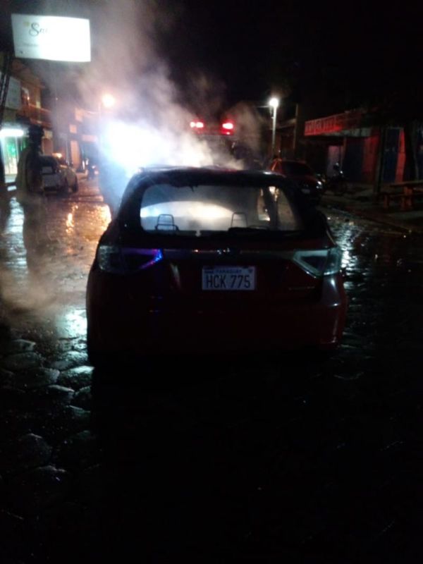 Subaru chocó por  recolector y se incendió