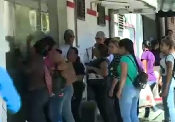 Limpiadoras reclaman pago de salario