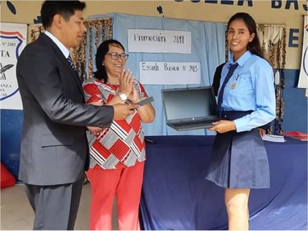 Premian con una notebook a mejores egresados en Alto Paraguay