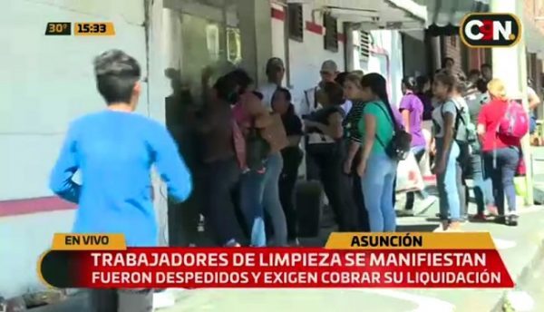 Limpiadoras exigen pago de salarios a proveedora del Estado