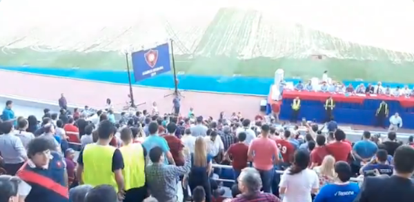 En medio de incidentes y abucheos, aprueban polémico balance de Cerro