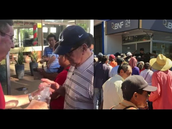 DIGNO DE APLAUDIR: OFRECIÓ AGUA A ABUELITOS QUE ESPERAN COBRAR EN EL BNF