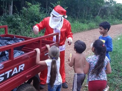 Jefe de comisaría repartió juguetes vestido de Papá Noel