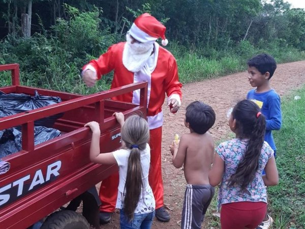 Jefe de comisaría repartió juguetes vestido de Papá Noel