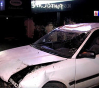 Conductor se salva de milagro tras volcar con su auto - Paraguay.com