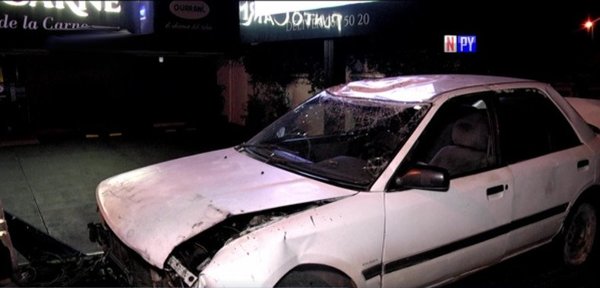Conductor se salva de milagro tras volcar con su auto | Noticias Paraguay
