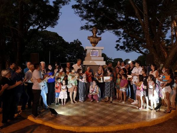José Carlos inauguró busto del procer Fulgencio Yegros en barrio Guaraní