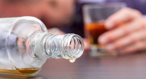 HOY / El alcohol permanece 72 horas en el organismo y resaca no se quita con fármacos