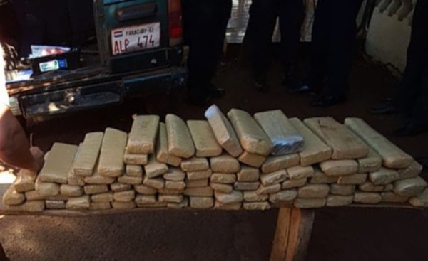 Menor es detenido al ser descubierto con 120 panes de marihuana