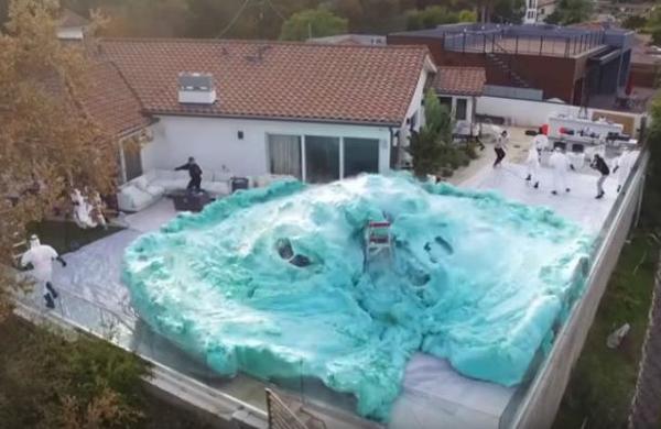 El impresionante 'volcán de espuma' que inundó un patio en California - SNT