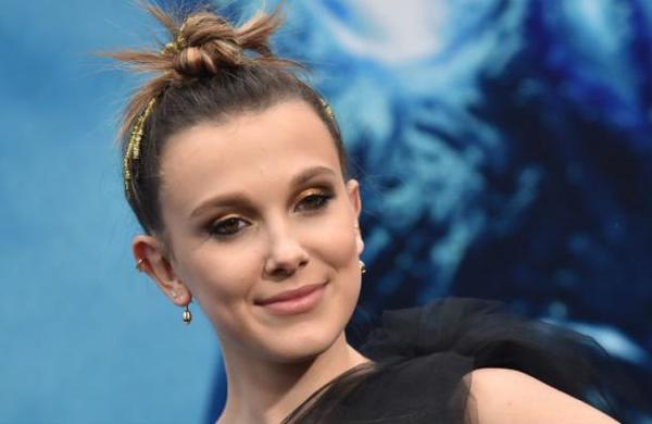 Critican a Millie Bobby Brown por alimentar a sus tortugas con papas fritas y kétchup - SNT