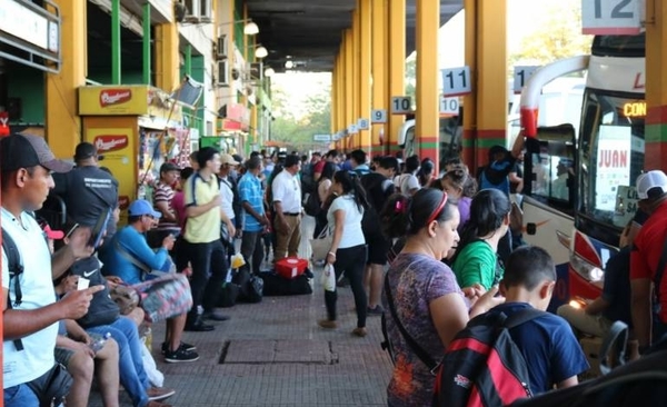 HOY / Más de 440.000 viajeros ya pasaron por la Terminal de Asunción y se espera "pico" en Año Nuevo