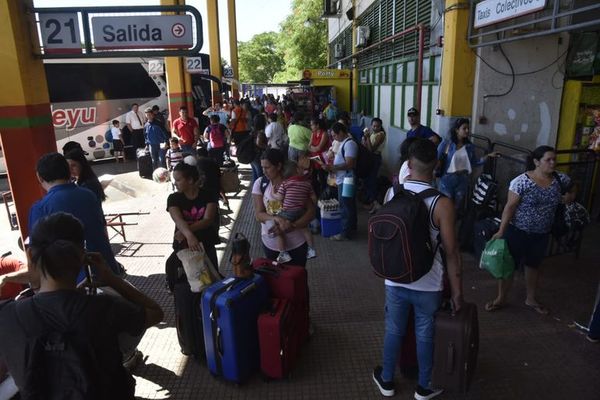 Más de 400.000 personas ya pasaron por la Terminal de Ómnibus de Asunción desde inicio del operativo fiestas  - Periodísticamente - ABC Color