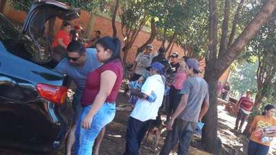 POR NAVIDAD: POLICIA REGALÓ CAMISAS A TRABAJADORES DEL VERTEDERO ENCARNACIÓN