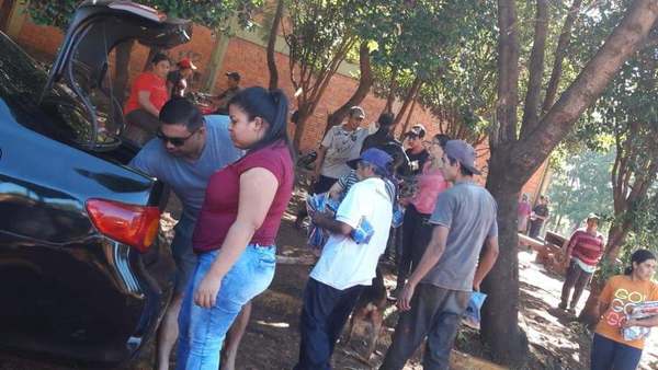 POR NAVIDAD: POLICIA REGALÓ CAMISAS A TRABAJADORES DEL VERTEDERO ENCARNACIÓN