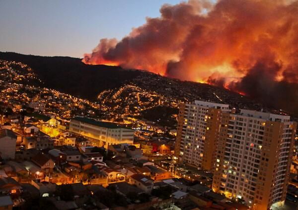 Alerta roja y medio centenar de viviendas afectadas por incendio en Chile