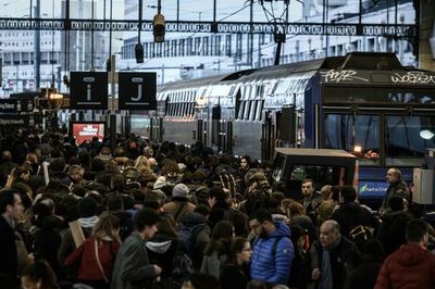 Huelga contra reforma de pensiones deja sin trenes en la Navidad