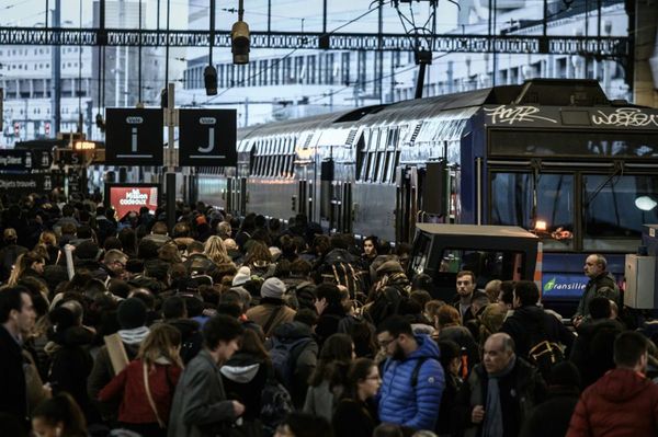 Huelga contra reforma de pensiones deja sin trenes en la Navidad
