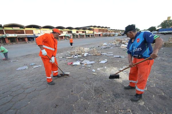 Ardua tarea de trabajadores para dejar calles limpias en Gran Asunción