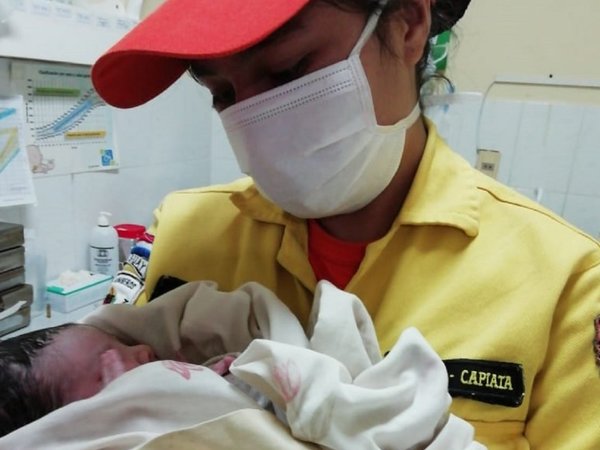 Mujer da a luz al iniciar la Navidad y bomberos piden donaciones