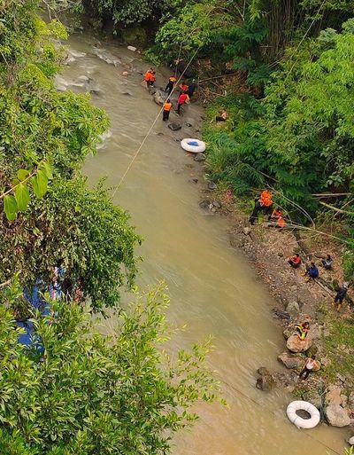 Al menos 28 muertos al caer un autobús por un barranco en Indonesia - Mundo - ABC Color