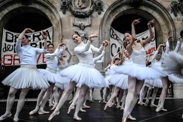 Bailarinas de la Ópera de Paris hacen huelga interpretando El lago de los cisnes - Espectáculos - ABC Color