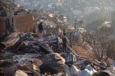 Unas 150 casas destruidas por voraz incendio que continúa activo en Chile