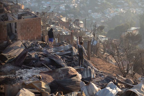 Unas 150 casas destruidas por voraz incendio que continúa activo en Chile