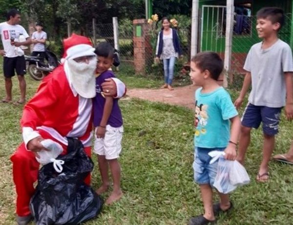 Suboficial se viste de Papá Noel y entrega regalos