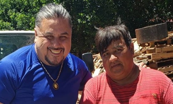 El gesto de Raimundo Fenández con su “canillita"