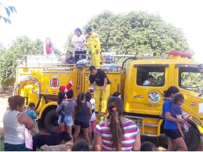 Ciudadanos y bomberos reparten juguetes y pan dulce por Navidad