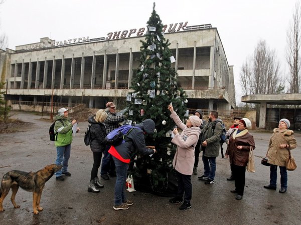 Levantan primer árbol de Navidad cerca de Chernóbil desde accidente