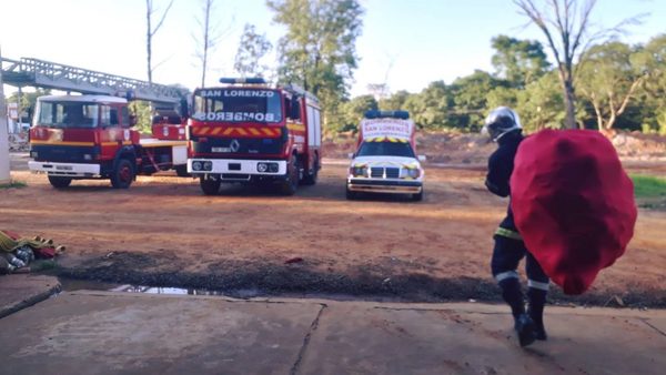 Siete años que Papá Noel se disfraza de bombero para repartir regalos | San Lorenzo Py