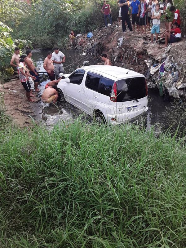 Furgoneta cayó en un arroyo en Trinidad - Nacionales - ABC Color