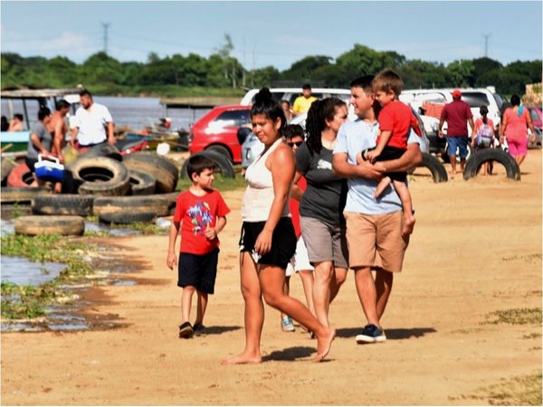 Veraneantes aplacaron sofocante calor navideño en los cauces contaminados