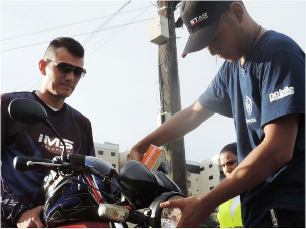 Para disminuir accidentes viales en CDE, entregan focos a motociclistas