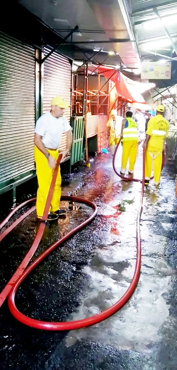 Limpian plazas y realizan manguereada a Mercado 4 - Locales - ABC Color