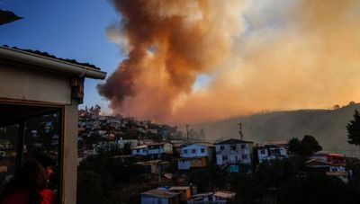 Chile: Voraz incendio destruye 150 casas en área de Valparaíso