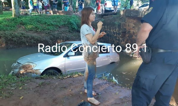 Mujer cae con su vehículo al Lago de la República