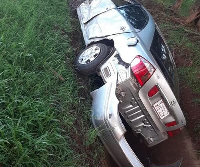 Automóvil cae a cuneta