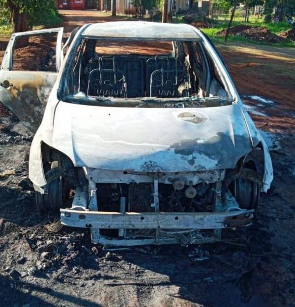 Vehículo se incendia en Franco